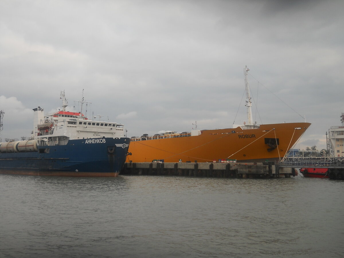  грузовой паром ROBUR и поменьше грузо-пассажирский АННЕНКОВ