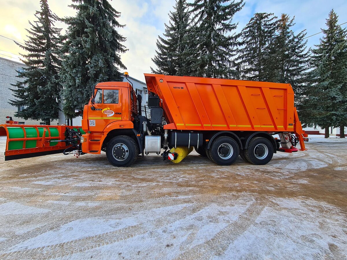 ЭД 405 В1 – одна из наиболее популярных моделей КДМ в линейке смоленского завода на базе тяжелого самосвала КАМАЗ-6520. К слову, аббревиатура ЭД расшифровывается как «Эксплуатация Дорог»