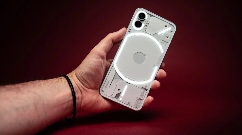    Внешний вид Nothing Phone (1). Как будет выглядеть его преемник, пока неизвестно. Фото: CNET