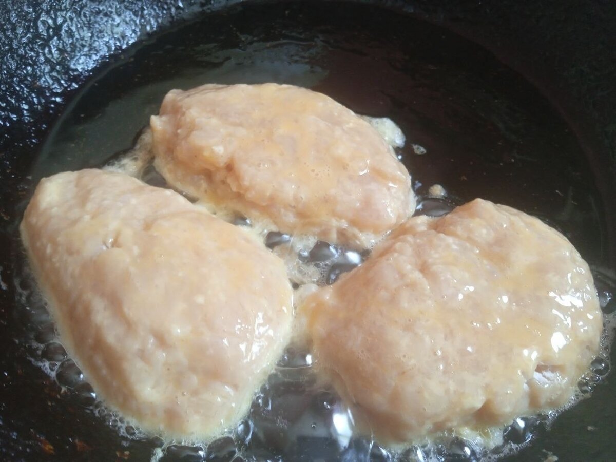 Что делать если на сковороде застыл жир. Сырые котлеты по турецки. Котлеты сырые внутри что делать. Котлеты получились сухие. Котлеты получились сухие как исправить.