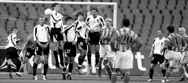 «Торпедо» - «Алания» (Владикавказ) - 3:2. Владикавказец Мирджалол Касымов (№4) ударом со штрафного открывает счёт в матче. Слева направо торпедовцы Алексей Бугаев (№9), Мантас Самусёвас (№3), Андрес Опер (№7), Сергей Осипов (№27), Виталий Волков (№18), Константин Зырянов (№8), владикавказцы Игорь Яновский (№19), Мунир Эль-Хаймун (№20), торпедовец Александр Панов и владикавказец Нериус Бараса.