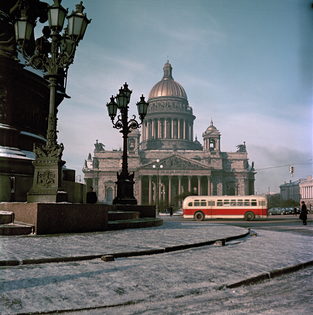 Всем огромный привет, друзья!
Наступил очередной понедельник, а это значит что мы с вами вновь отправляемся на историческую прогулку по городу Ленинград.