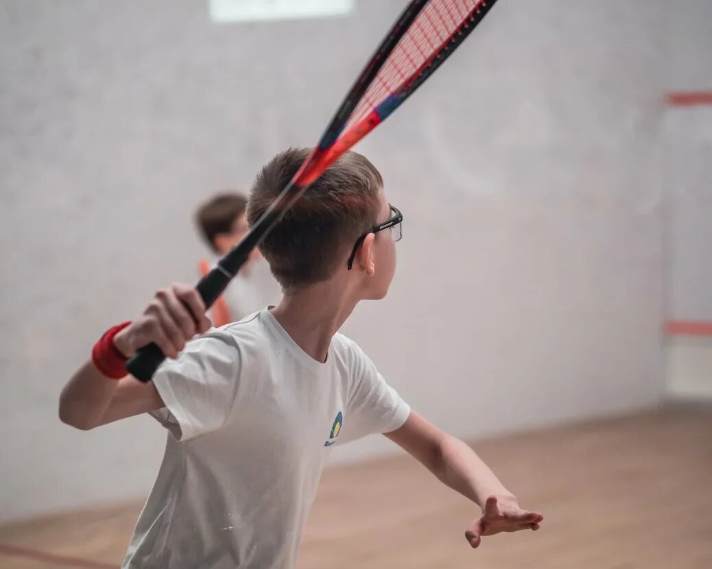 Игроки в сквош на корте