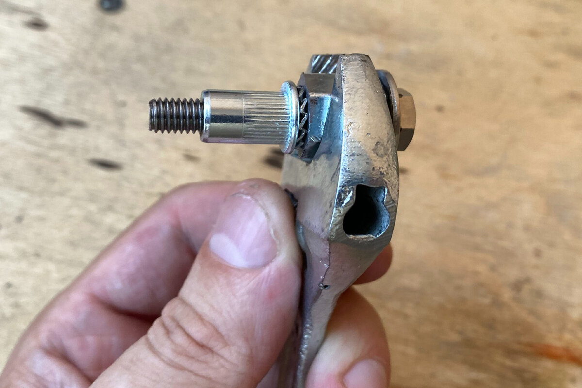 Заклепка заклепочником. Как заклепать резьбовую заклепку без заклепочника. Резьбовые заклёпки м5х4. Как заклепать резьбовую заклепку без заклепочника. Как заклепать резьбовую заклепку без заклепочника.