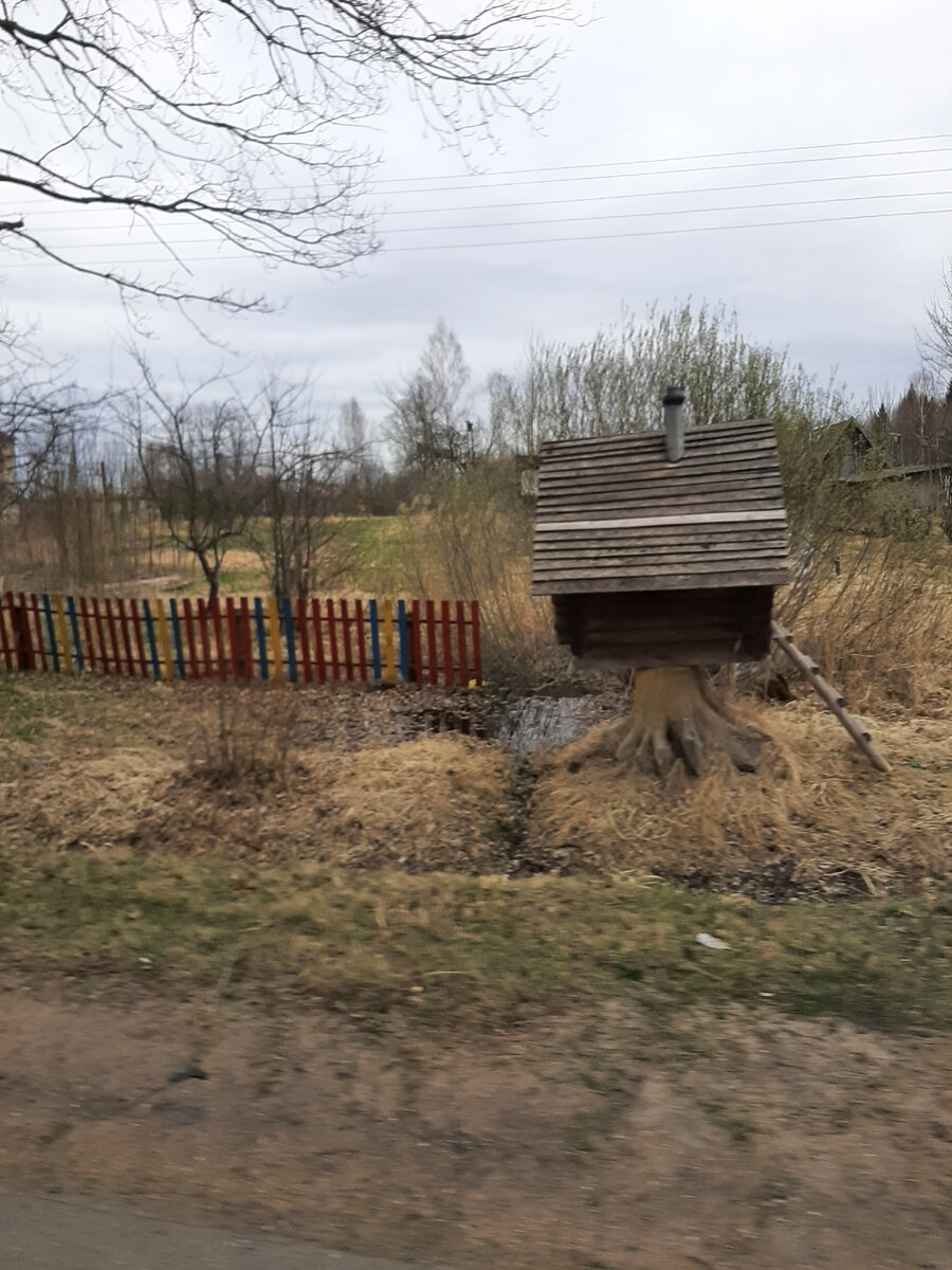 Раньше чаще попадались избушки на курьих ножках, а сейчас кругом у людей пальмы! Но на фотографию попала именно избушка