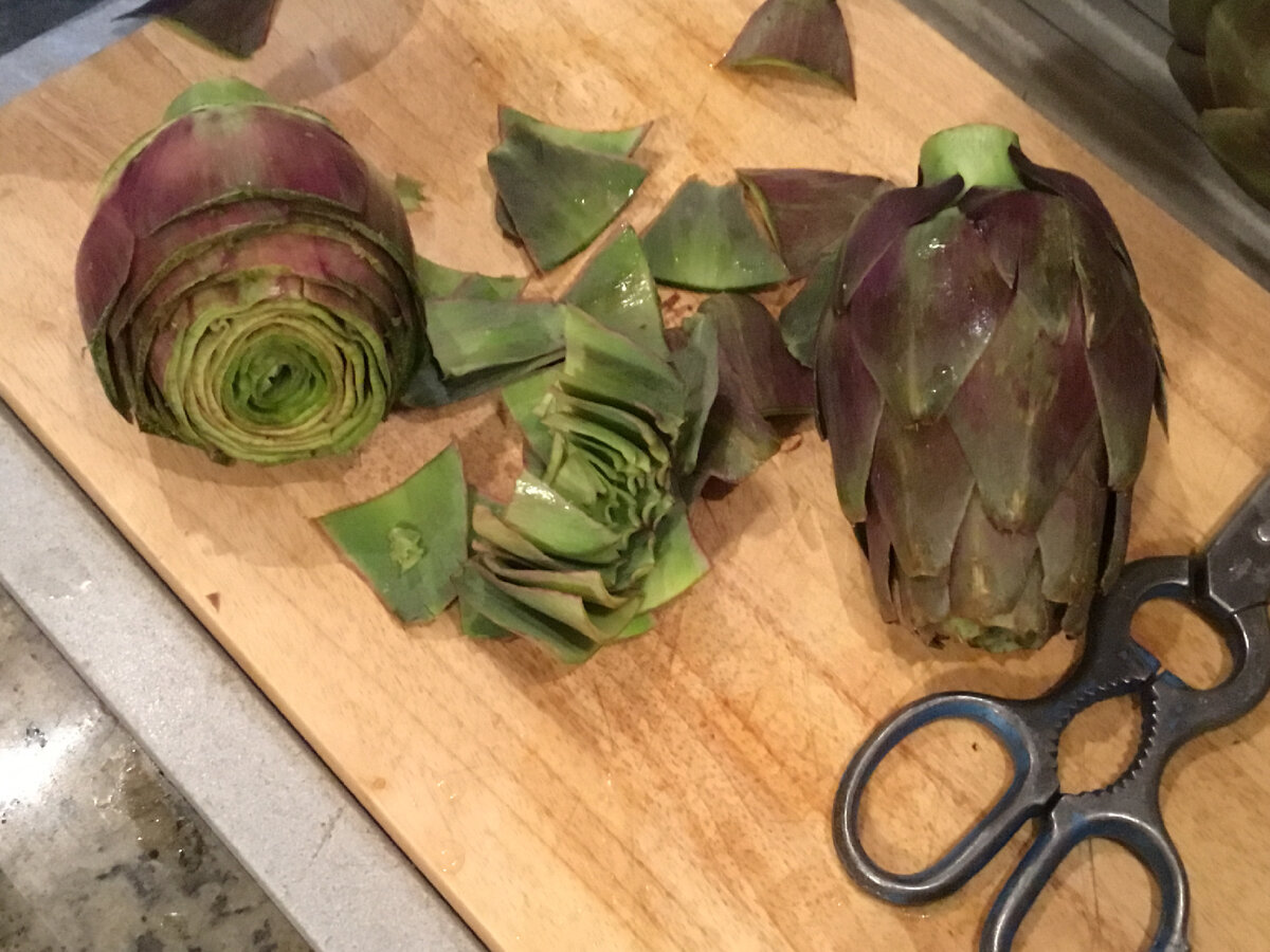 У оставшихся лепестков ножницами срежем примерно 1/2 и потом ножом срежем остальное. 