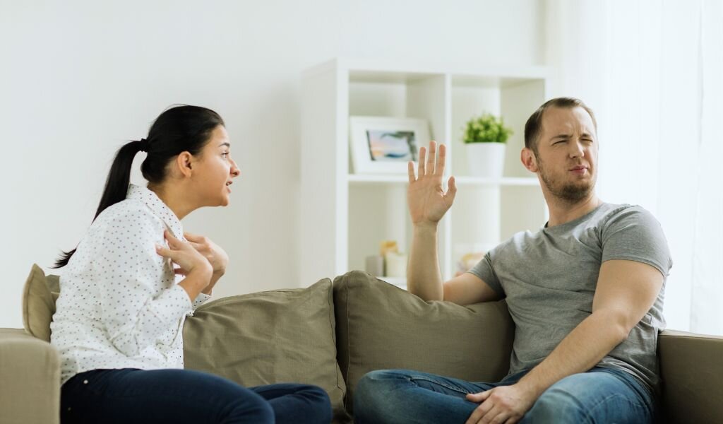 Предупреждающие знаки, которые не стоит игнорировать до свадьбы: как узнать, станет ли ваш партнер абьюзером