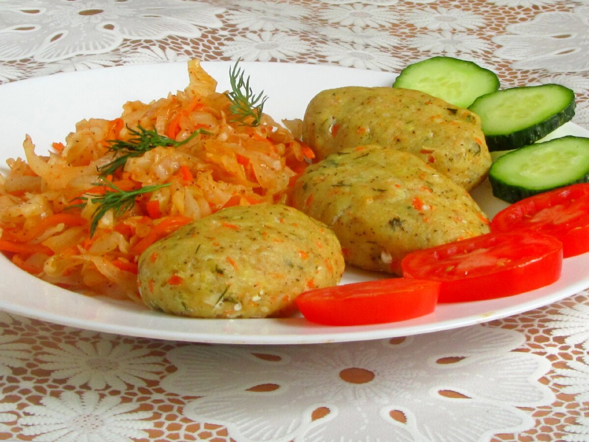 Прекрасный конструктор обеда или ужина от талантливой читательницы Валентины: рыбные котлеты + свежие и тушеные овощи. 