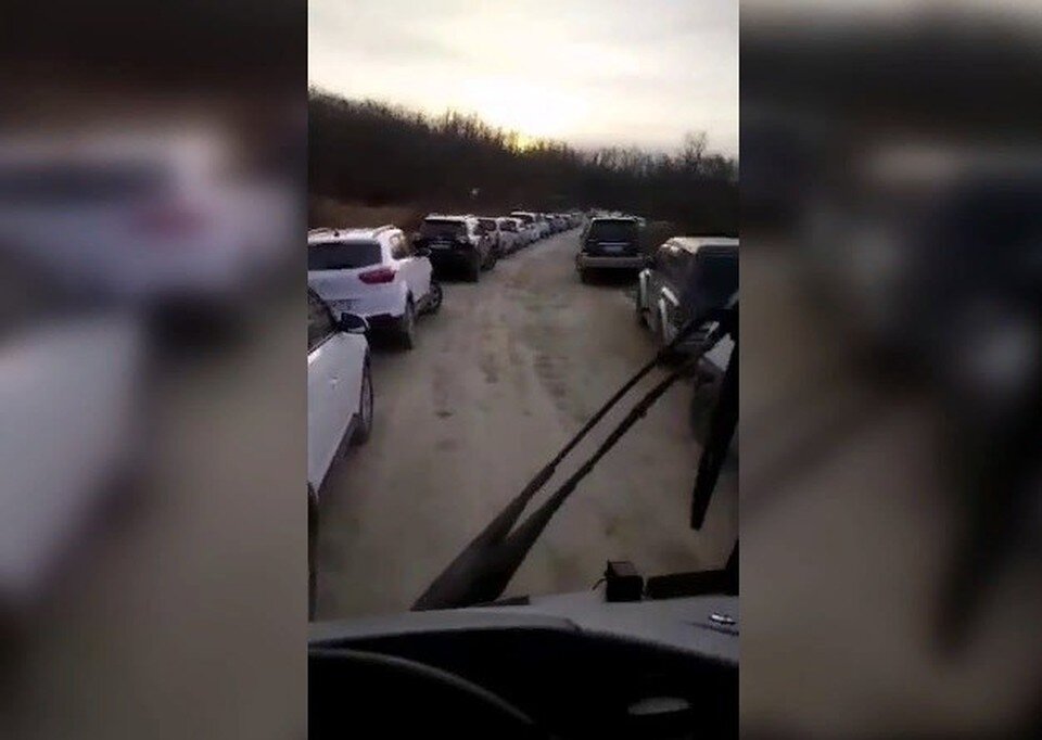     Дорога в бухту Боярин запаркована автомобилями рыбаков.  принтскрин видео.