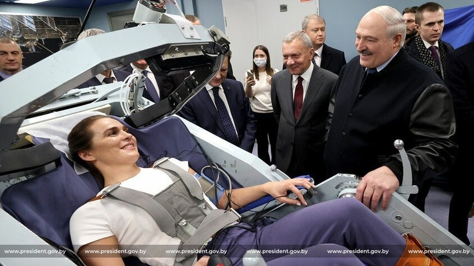     Девушки из Беларуси, которых отобрали для полета в космос, проходят медицинскую проверку и тренируются в Звездном городке. Фото: president.gov.by