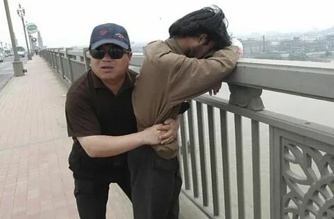 Чэнь Си на мосту с человеком, планировавшем покончить с собой