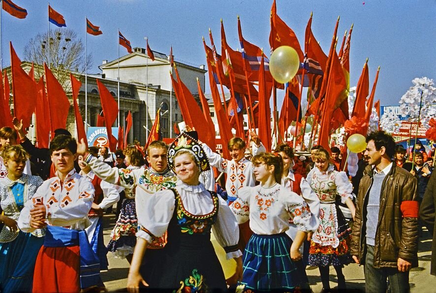 Первомайская демонстрация в СССР. 1 Мая в Советском Союзе. Первомай парад СССР. Парад 1 мая СССР.