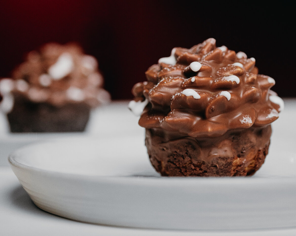 Десерт шу в виде шишки в кафе Profitrolly