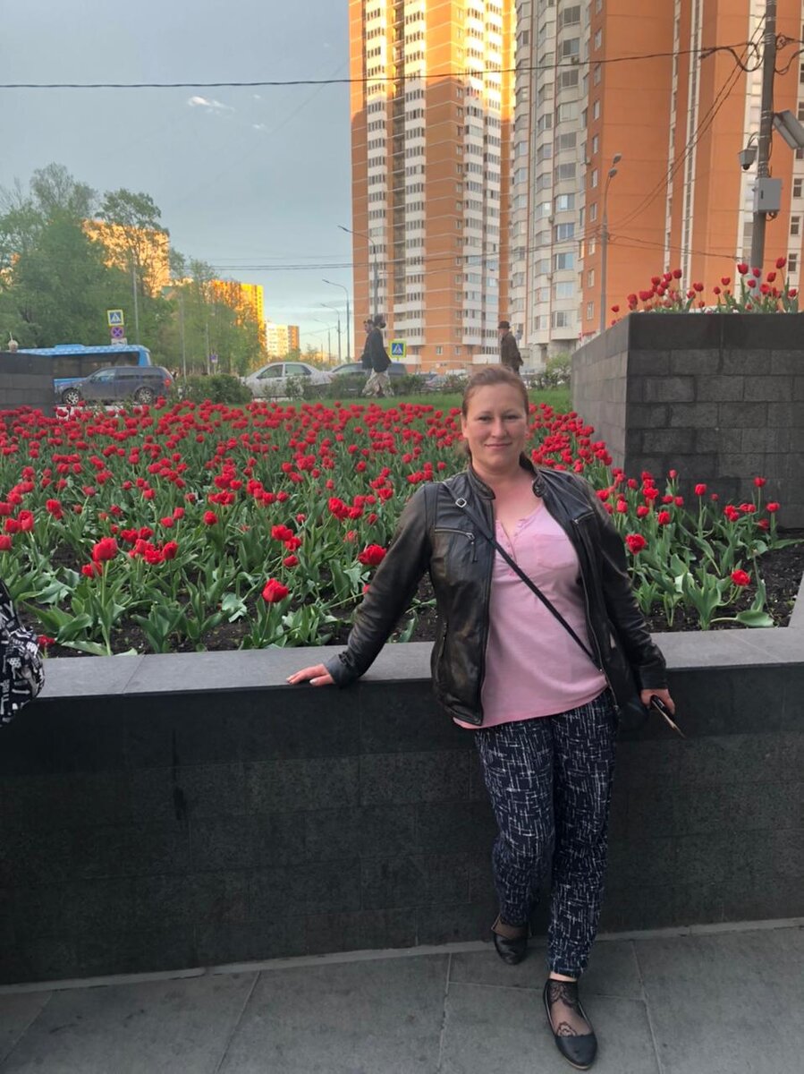 Афффторша в Москве, еще до свадьбы) соответственно Маши и в проекте не было) И ноги целые были обе) 