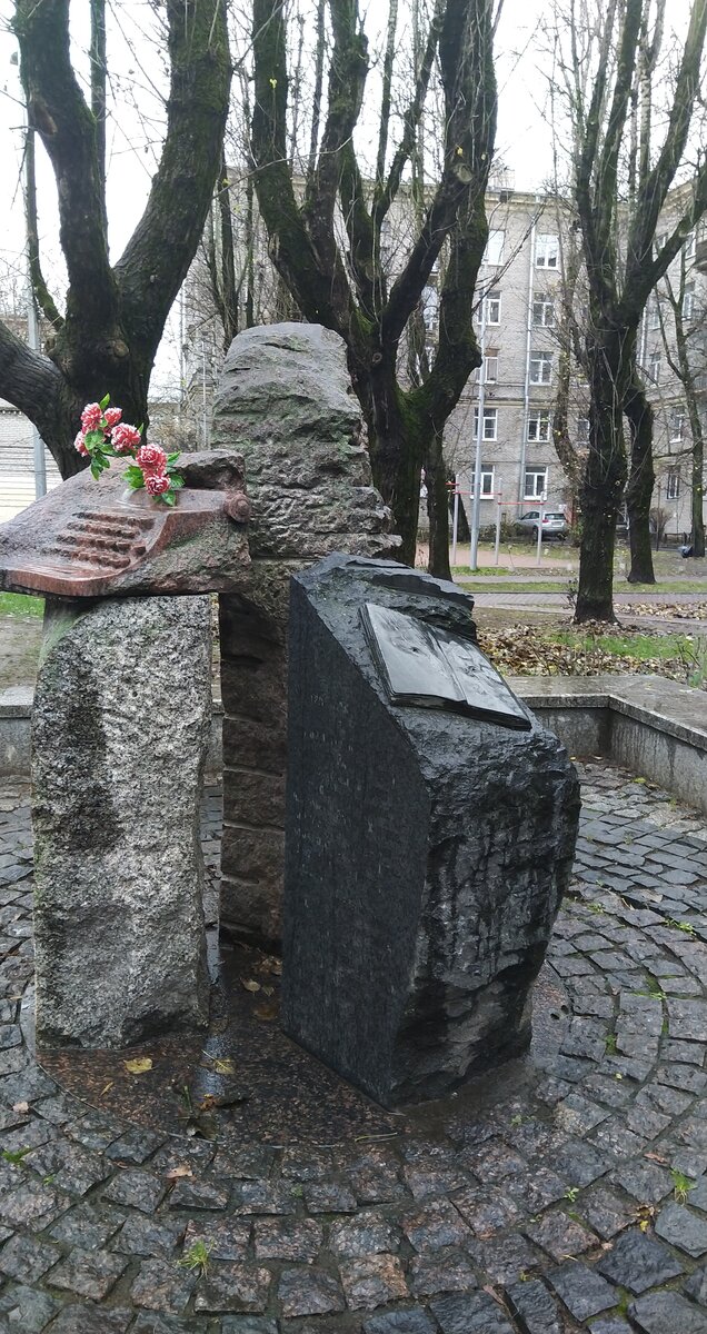 Памятник из в сквере Ольги Берггольц