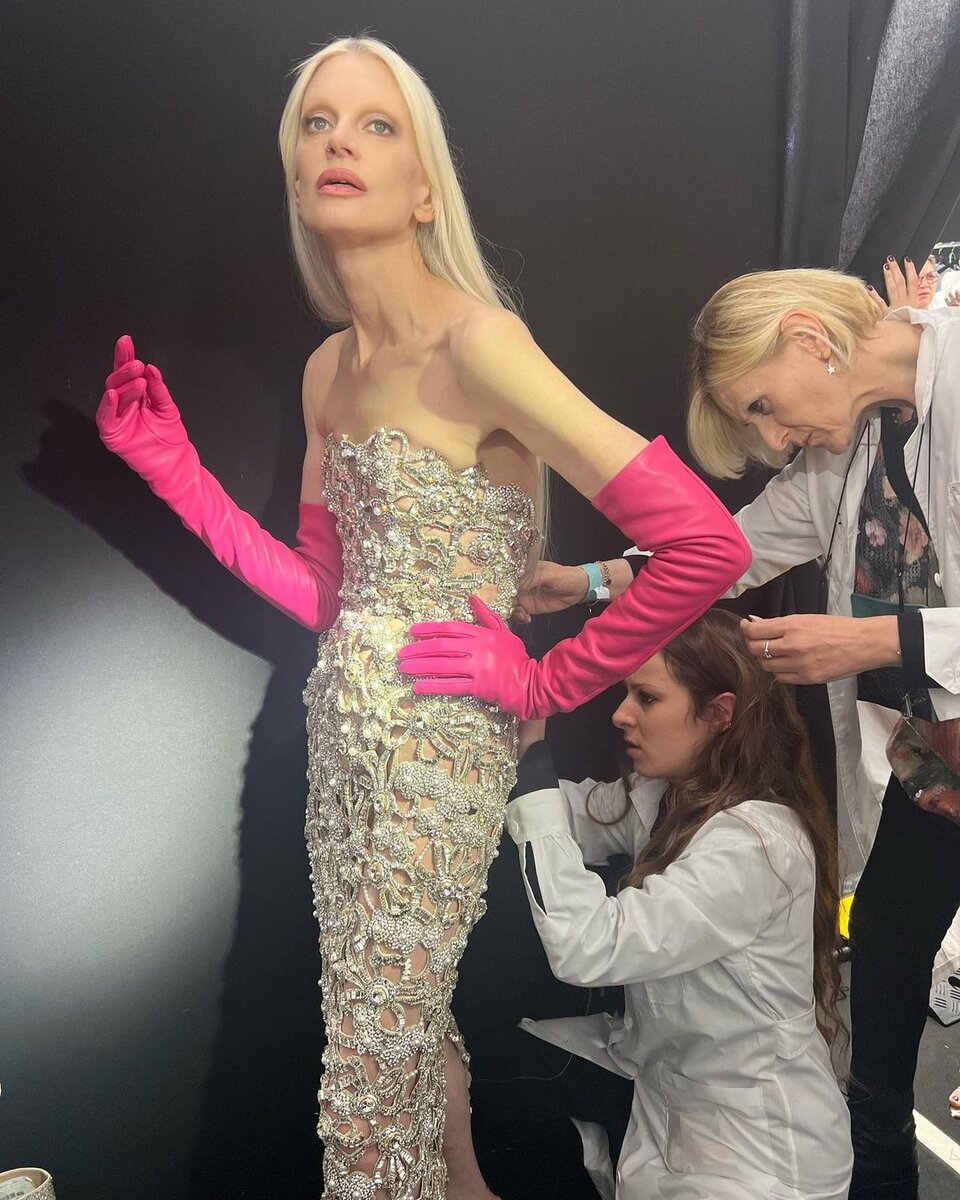 Супермодель Кристен МакМенами упала во время показа коллекции от Valentino на высоченных каблуках на Неделе моды в Париже