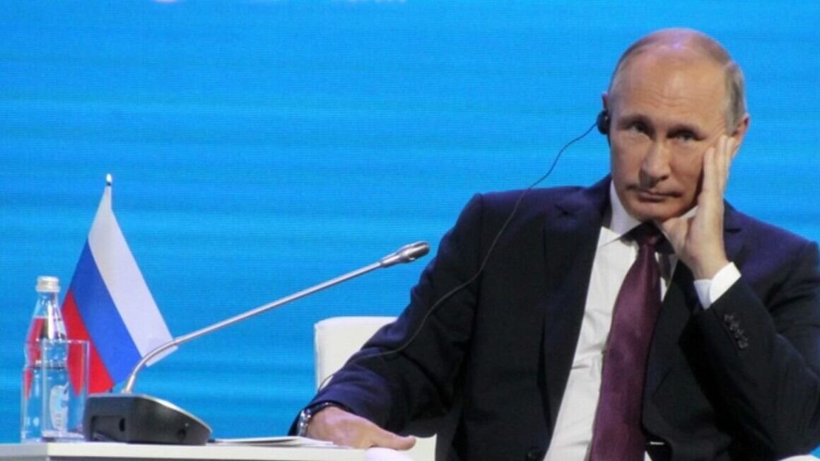    Президент России Владимир Путин (на фото) встретился с лидером КПРФ Геннадием Зюгановым и поздравил его с 30-летием со дня образования партии. В ходе общения глава государства подчеркнул, что коммунистическая фракция вносит существенный вклад в политическую дискуссию и обеспечение безопасности РФ.