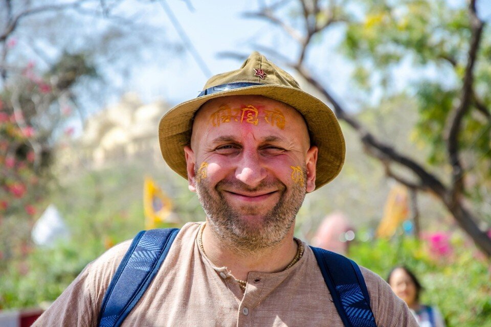     Известный психолог Сатья ударил поклонницу на лекции в Великом Новгороде. Фото: СОЦСЕТИ