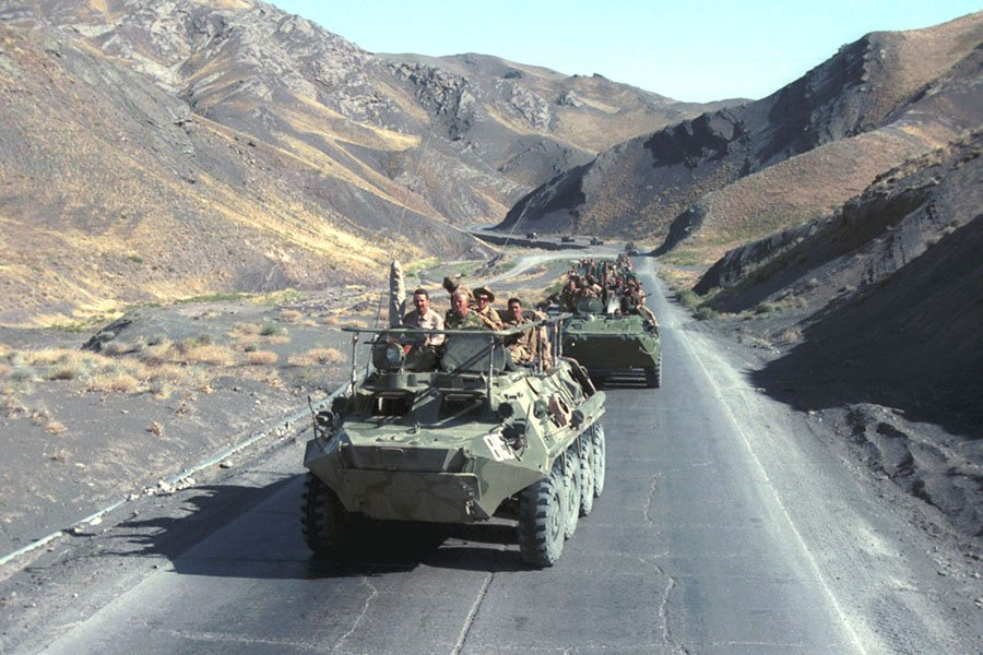 Колонны БТР следуют к Кушке во время вывода советских войск из Афганистана - Фото: Фото Владимира Завьялова /Фотохроника ТАСС