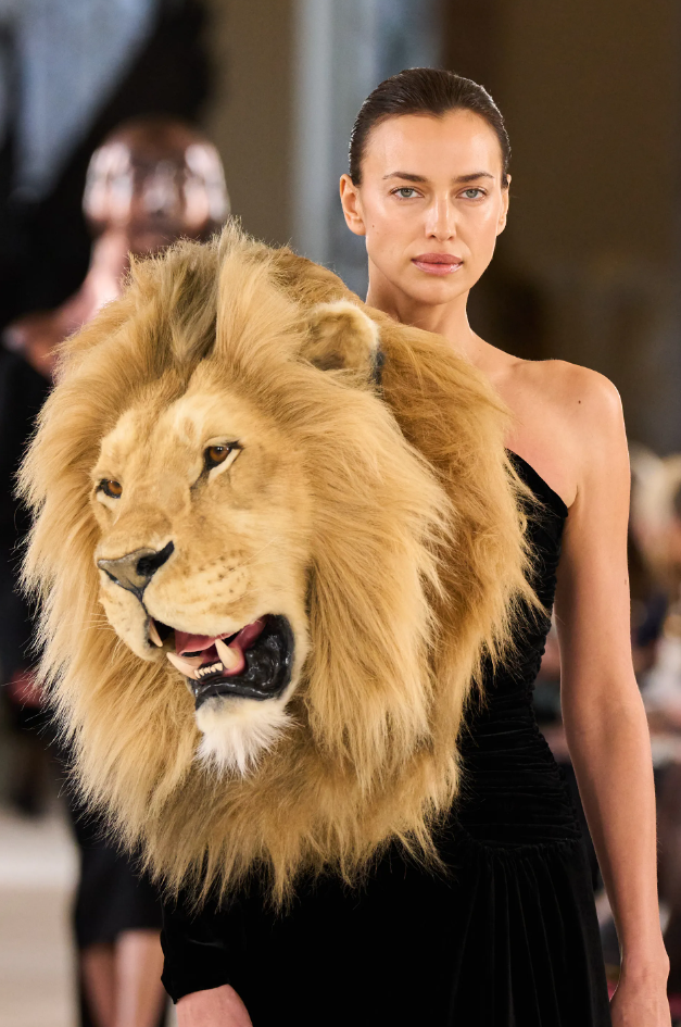 В январе прошел кутюрный показ Schiaparelli, привлекший внимание модников и правозащитников искусственными головами диких животных. Первые удивились тому, как это оригинально, а вторые - тому, как это аморально.