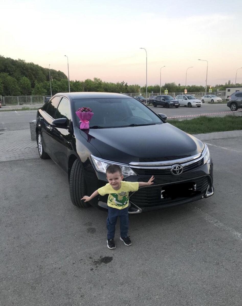 Руслан на фоне заката радуется, что вот-вот познакомится с сестренкой 