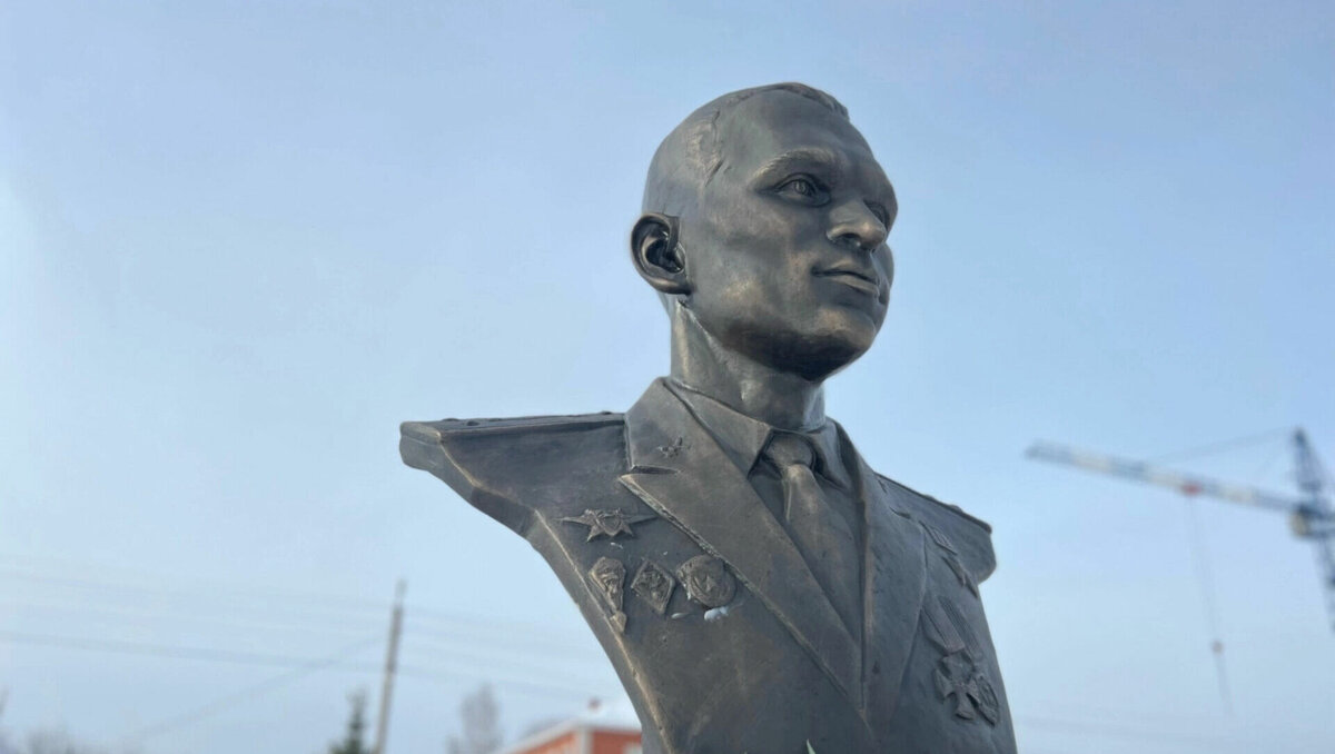     В Можге 23 февраля открыли бюст уроженца города, Героя России Александра Ефимова, погибшего в ходе спецоперации. Об этом сообщил портал «ЧС Можга».