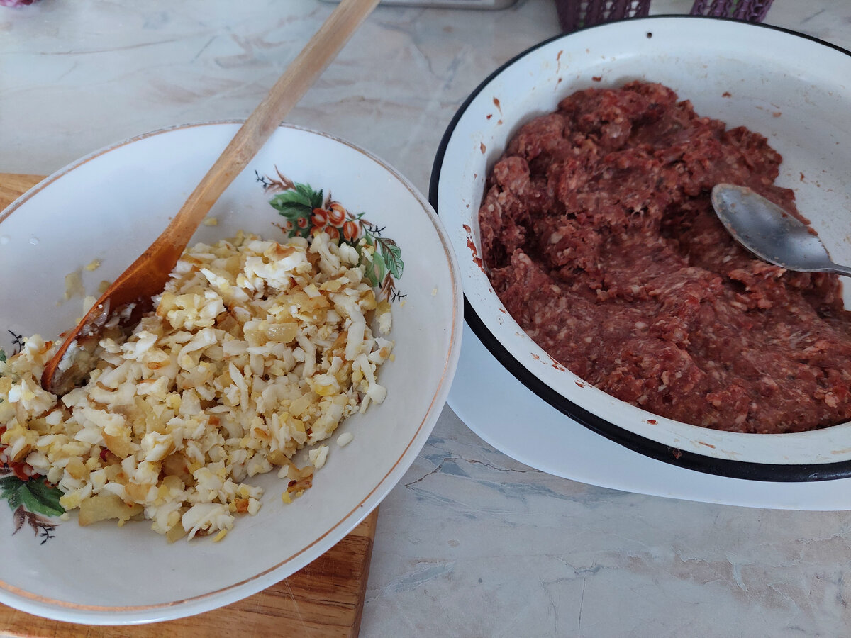 Яйцо отвариваю и мелко нарезаю, а лук сначала обжариваю на сковородке. Потом все перемешиваю. В фарш добавляю соль и чёрный перец. 