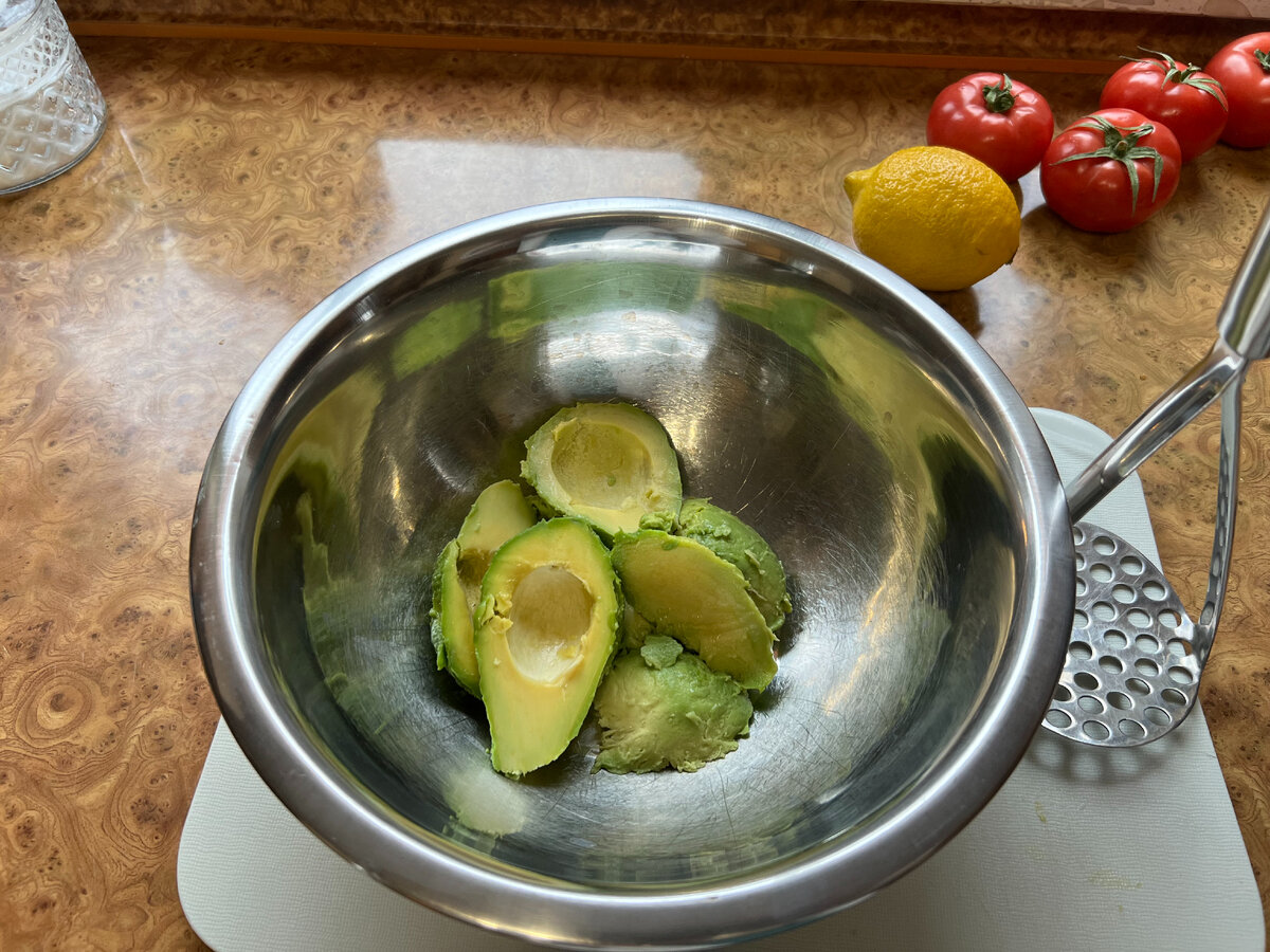 Авокадо очистите от кожуры и косточки. Переложите кусочки авокадо в глубокую миску.