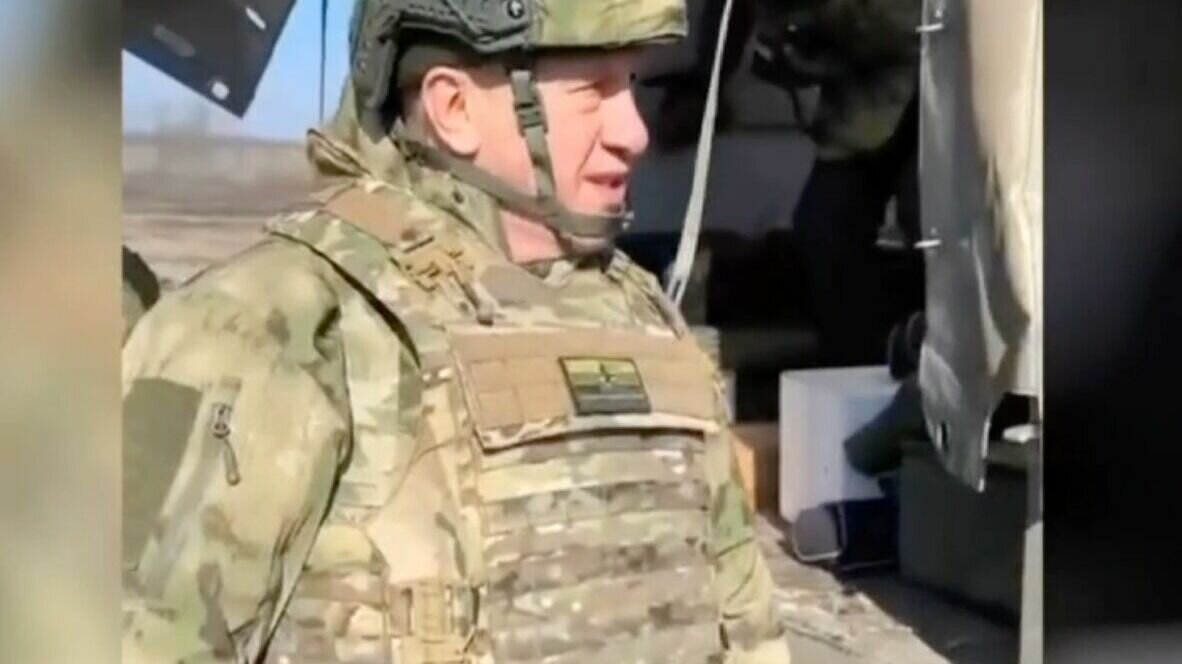     На одном из участков угледарского направления, полномочный представитель президента России Юрий Трутнев вместе с командующим группировкой «Восток» Рустамом Мурадовым пообщался с морскими пехотинцами Тихоокеанского флота и вручил государственные награды отличившимся в бою.