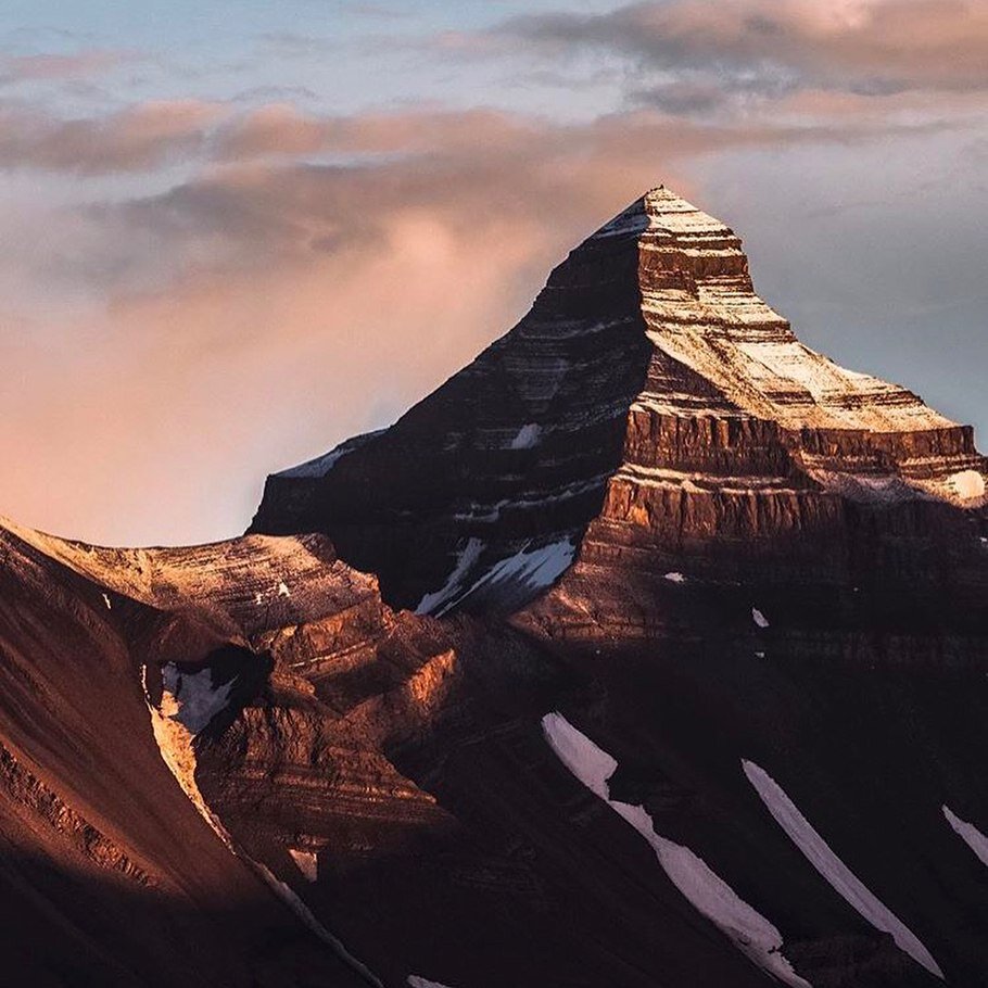 ссылка на оригинал фотографии - https://welcomedagestan.ru/placepost/gora-pabbaku/