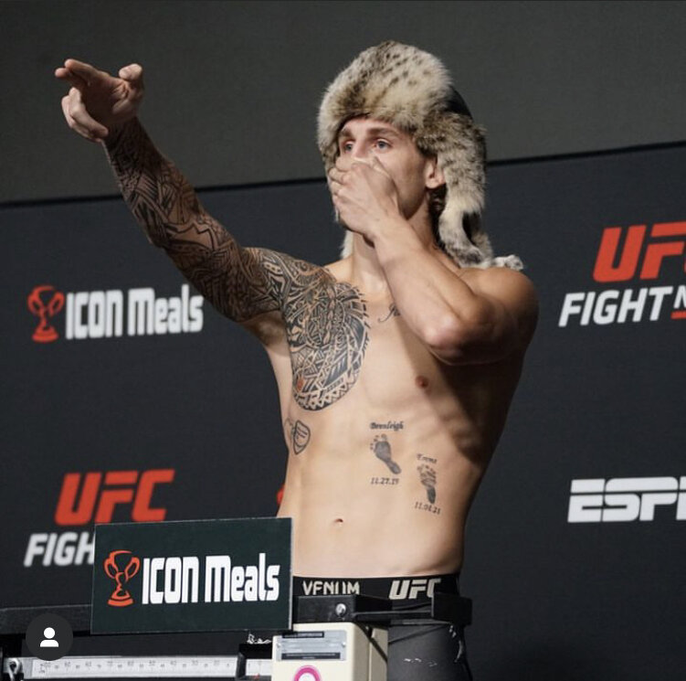 Напомним, Аллен выходит в октагон в традиционном казахском головном уборе, который ему подарил казахстанец Шавкат Рахмонов, также выступающий в UFC. Оба бойца занимаются в одном зале.
"Брендан Аллен в шапке от Шавката - это монстр", - отметил один из пользователей Twitter.