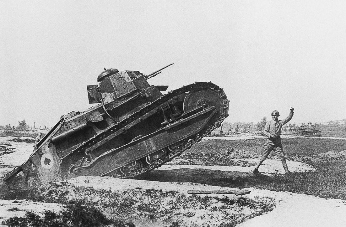 Char Renault FT с  клёпаной башней Tourelle Omnibus Polygonale на учебном полигоне
