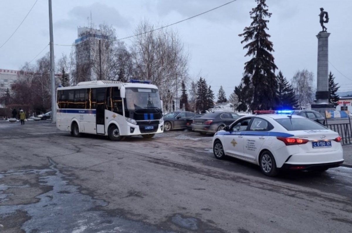    На театральной площади дежурит полиция.