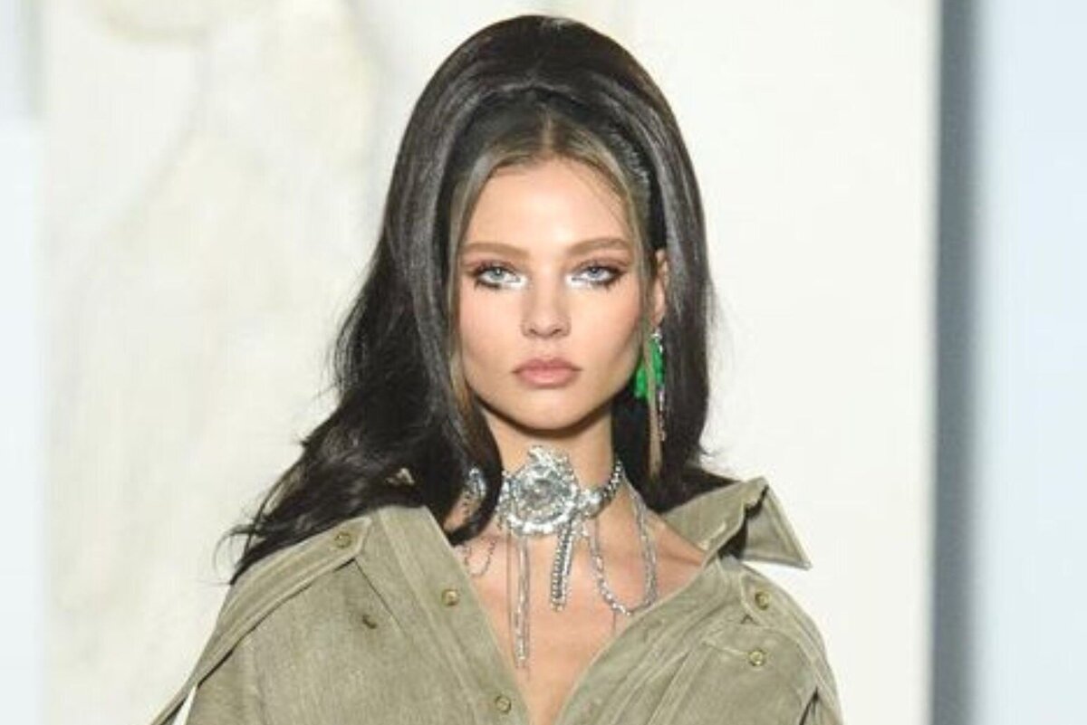     «Самая сексуальная мама»: Алеся Кафельникова в корсете и мини произвела фурор на подиуме в Париже