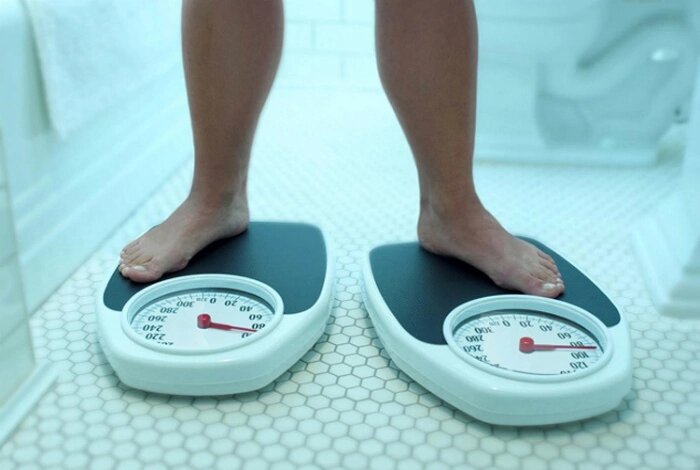 Это муж взвешивается. Одни весы его не выдерживают.