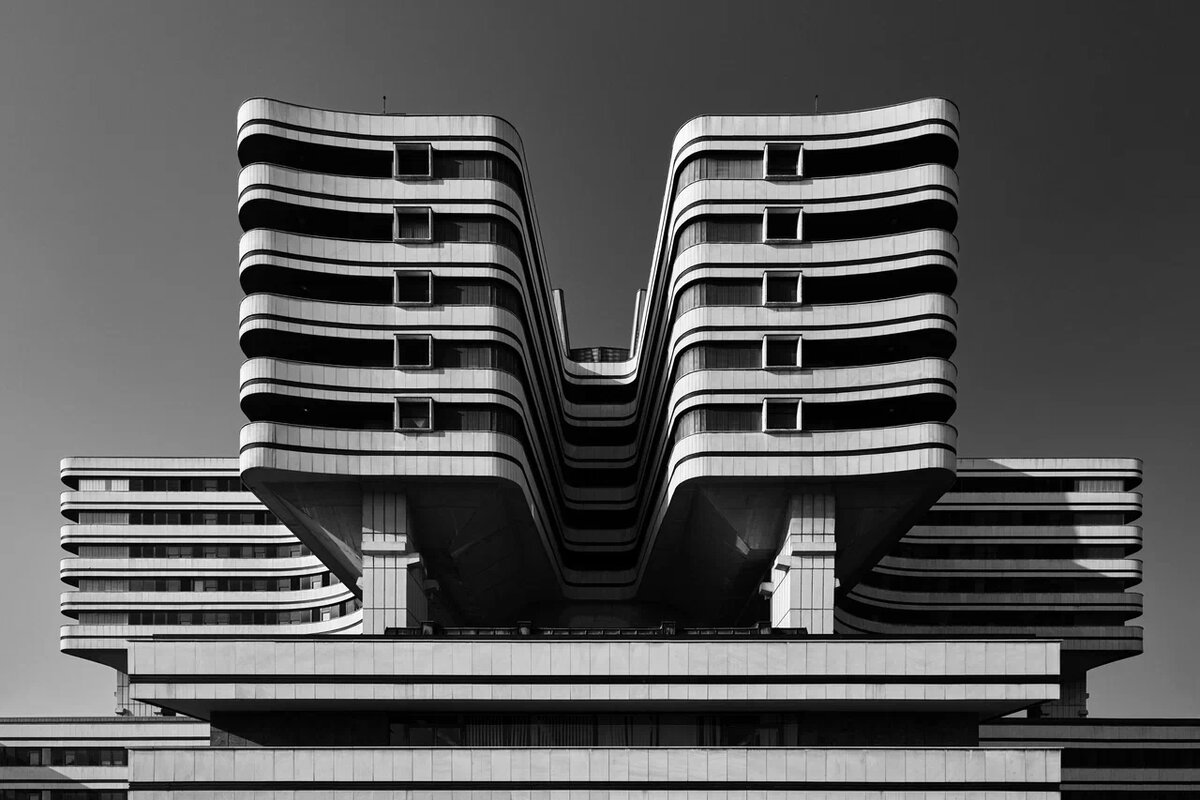 Военно-медицинская академия. Архитекторы: Иосип Осейник, Слободан Николич. Строительство 1973-1981 гг. Белград.