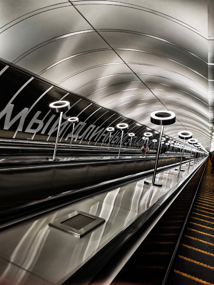 Самый длинный теперь эскалатор в московском метро на станции метро "Марьина Роща". Чтобы в это поверили, на стене есть надпись и линейка.