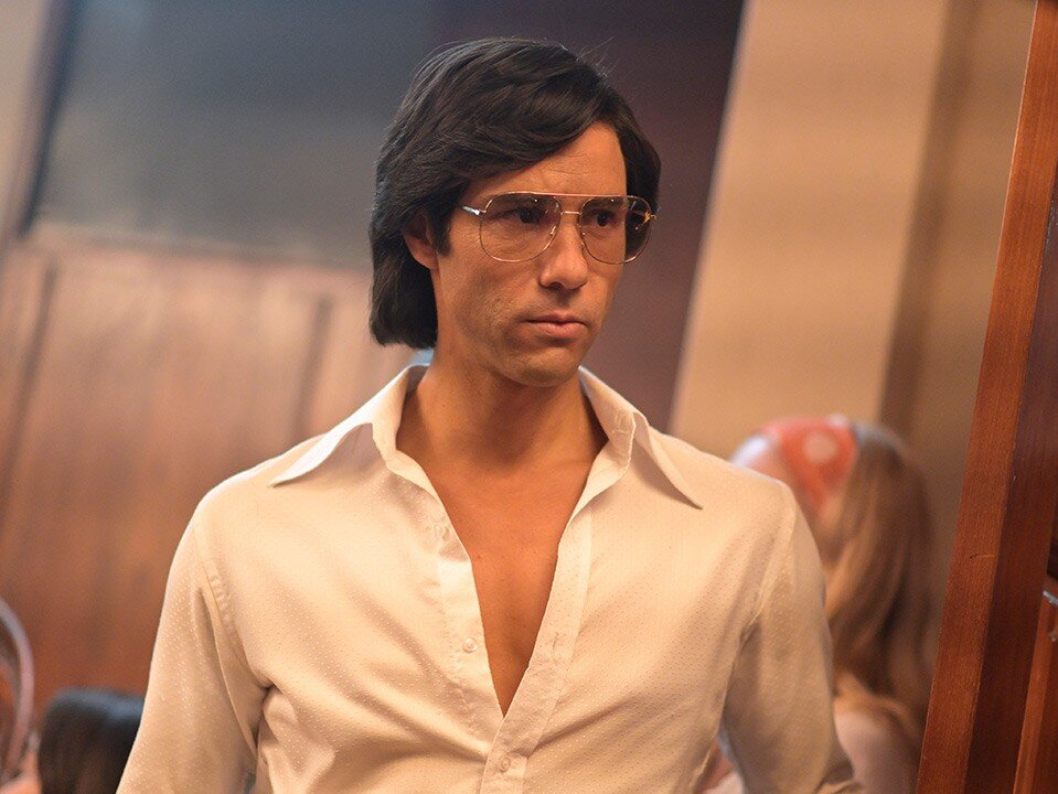 Кадр из сериала «Змей», 2021 год, режиссеры Том Шенкленд, Ханс Херботс