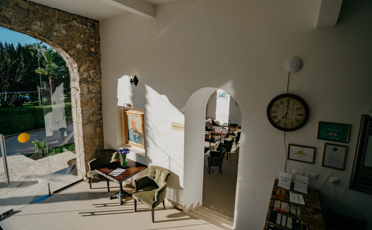 Главное здание. Ресепшн. Спа зона. Рядом с ресепшн находится деткая комната с воспитателем. 