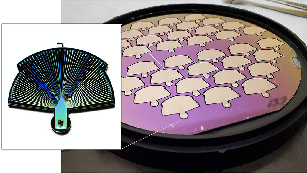 На этой фотографии показаны несколько детекторов PEACOQ вскоре после того, как они были напечатаны на кремниевой пластине. На вставке показана деталь одного PEACOQ. Каждый детектор PEACOQ немного меньше десятицентовой монеты.