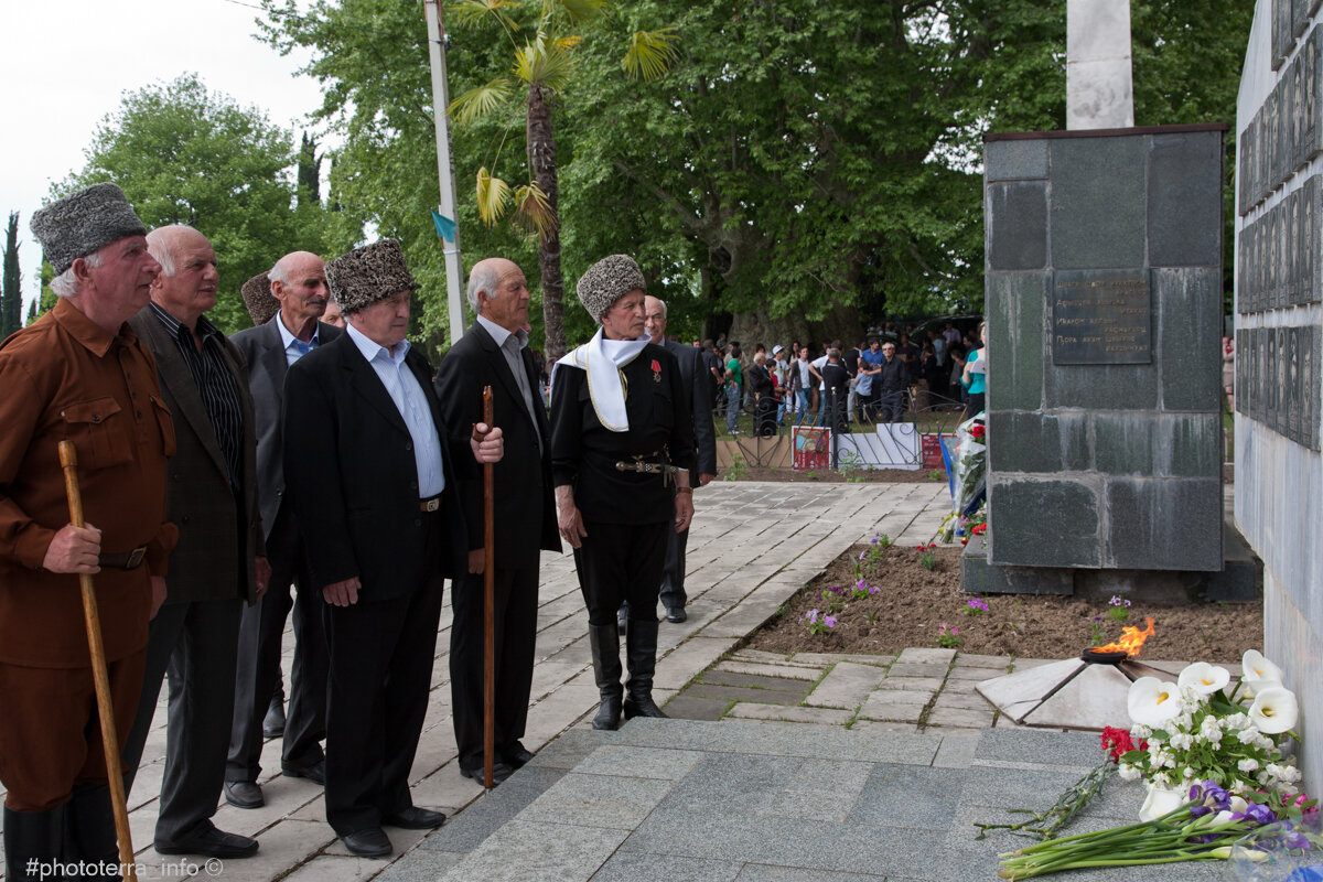 Старейшины у вечного огня в день Победы в селе Ачандара. Абхазия. Фото: Корчагина Татьяна