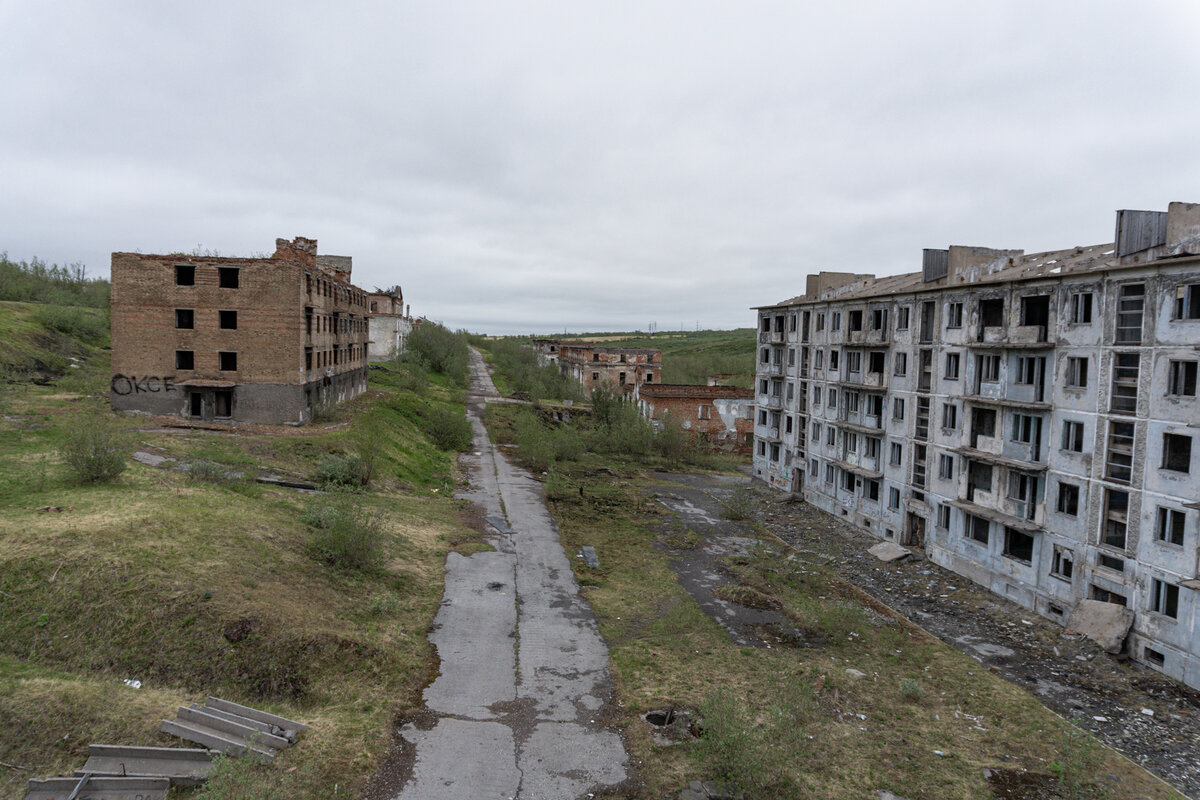Микрорайон рудник воркута. Воркута призрак. Заброшенный поселок рудник воркута. Город воркута поселок рудник фотографии. Микрорайон рудник воркута.