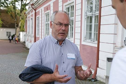    Президент Эстонии Карис отказался утвердить закон о сносе советских памятников