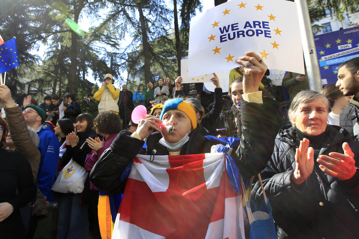     Митингующие в центре Тбилиси / AP / Shakh Aivazov