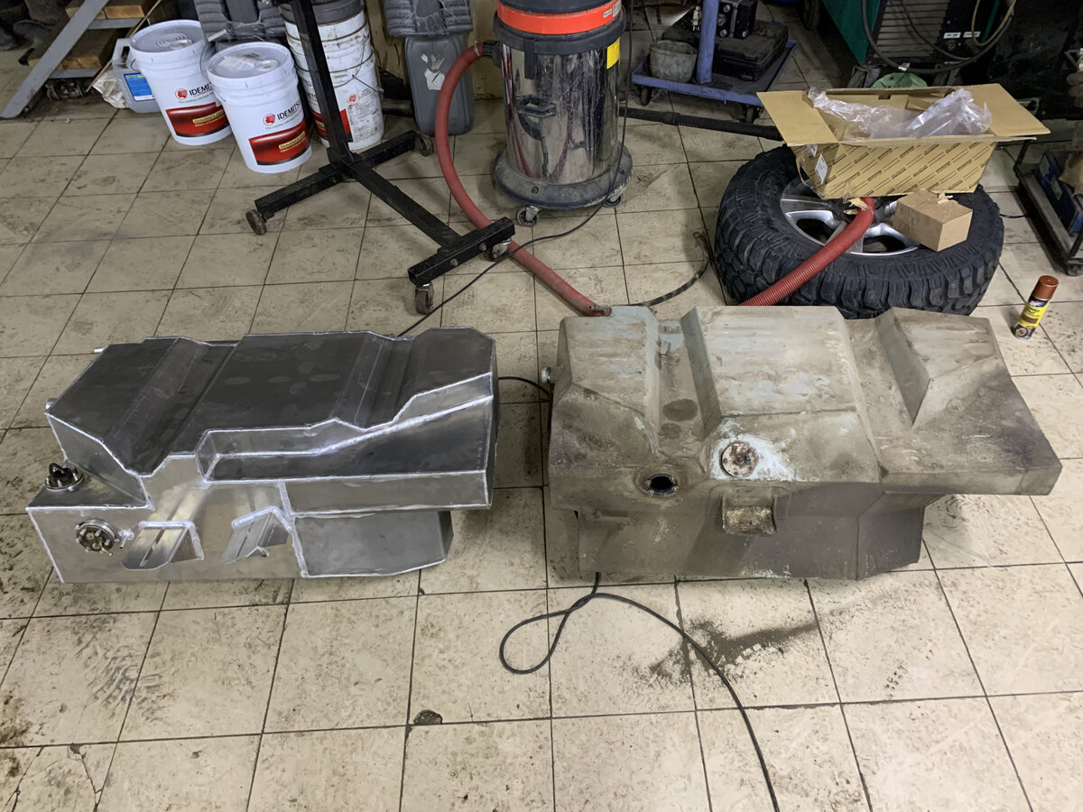 слева алюминиевый доп.бак — справа ARB