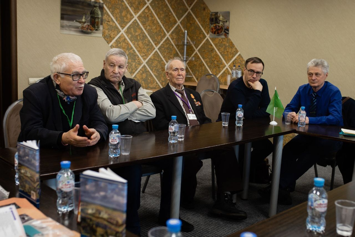 Иванов Илья (слева) и Николай Туктаров (в цетре с медалями). Фото: Яблоко Чувашии