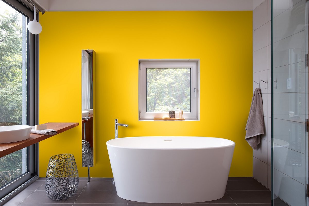 Желтые стены в ванной