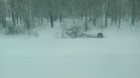     Жуткая авария произошла сегодня в Ишимском районе. На автодороге Ишим — Большое Сорокино с проезжей части в кювет слетел легковой автомобиль. Машина перевернулась на крышу.