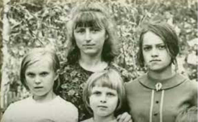 Надежда (справа) с сестрами