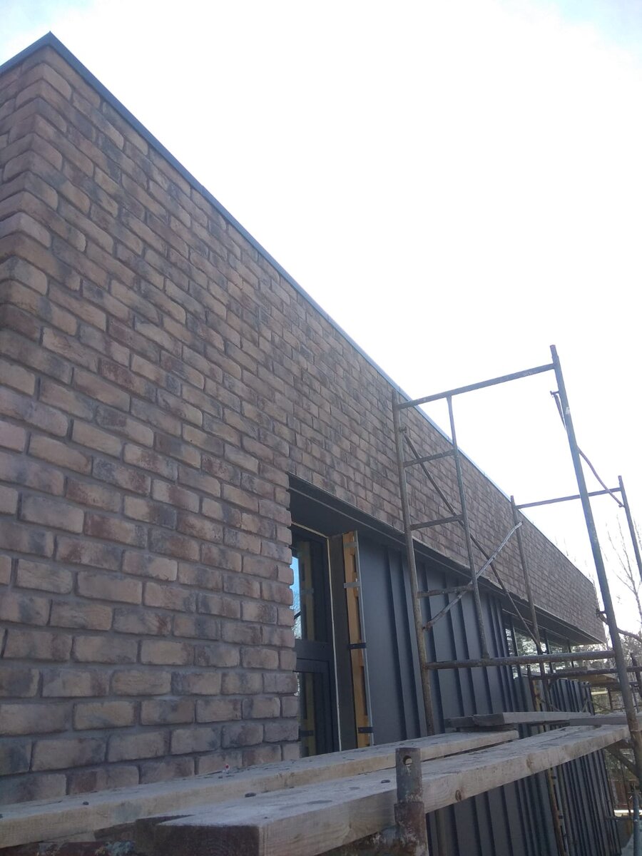 Облицовка фасада фальцем и камнем